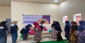 Peduli Korban Banjir, Mahasiswa KKN 58 UIN Gus Dur Pekalongan Bagikan Sembako kepada Warga Desa ...