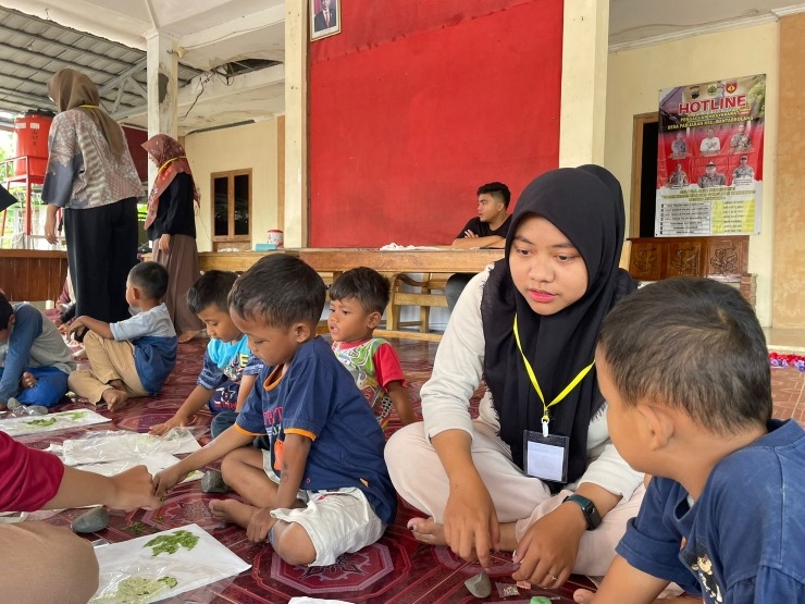 Manfaatkan Potensi Alam, Mahasiswa KKN UIN Gus Dur Adakan Pelatihan Ecoprint bagi Anak-anak Desa Pabuaran