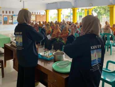 Mahasiswa KKN UIN Gus Dur Kenalkan Spray Anti Nyamuk Berbahan Serei