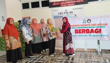 DWP UIN Gusdur Berbagi Bingkisan untuk Tenaga Outsourcing