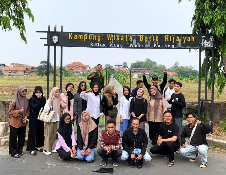 Belajar Pelestarian Budaya, Mahasiswa KPI Kuliah Lapangan di Kampung Wisata Batik Rifaiyah Batang