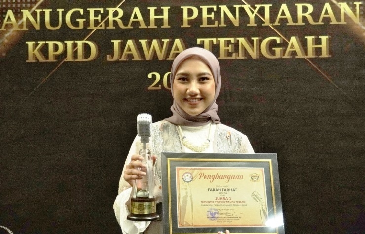 Farah Farhat Raih Juara 1 Presenter Wanita Terbaik pada Anugerah Penyiaran Jawa Tengah