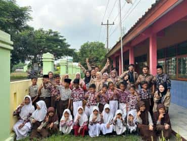 Peduli Lingkungan, Mahasiswa KKN Edukasi dan Pasang Plang Sampah di SDN Sijono
