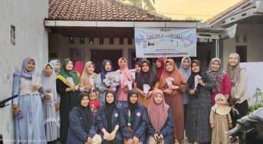 Dasawisma Desa Sarwodadi Bersama Mahasiswa KKN Adakan Pelatihan Pembuatan Buket Bunga   
